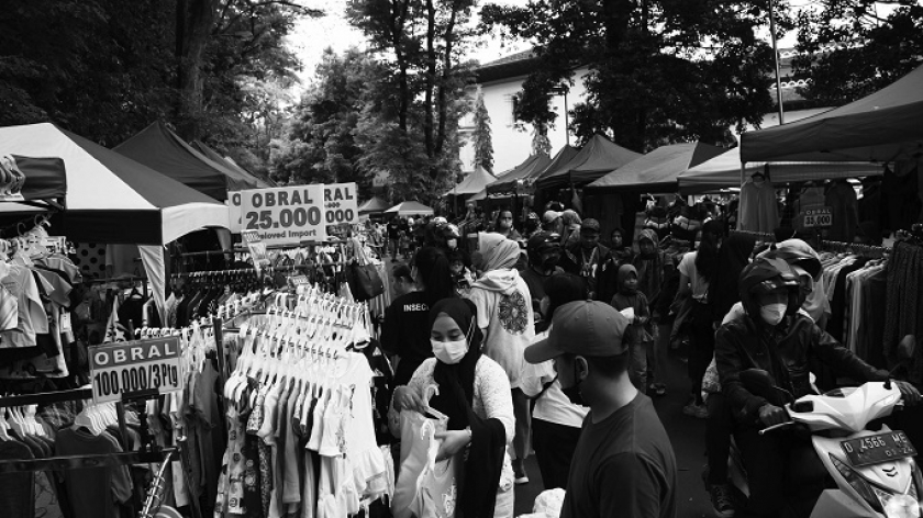 Warga memadati area pasar kaget hari di kawasan Cilaki, Bandung, Minggu (26/9/2021). (Foto: Prima Mulia/BandungBergerak.id)