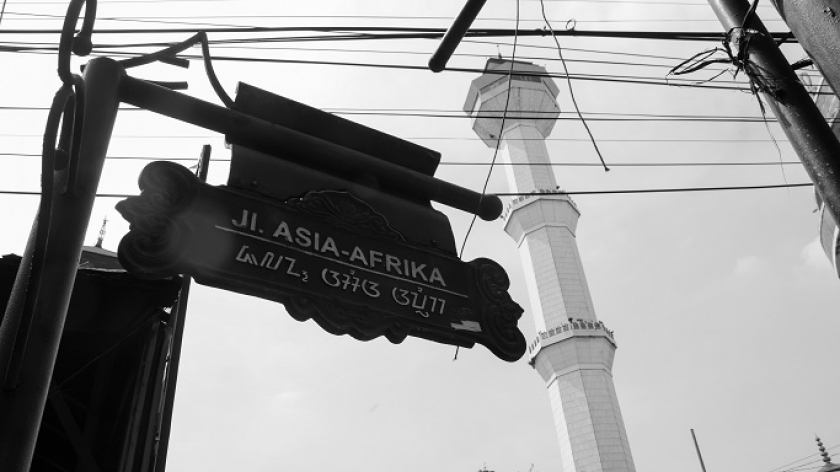 Potret plang nama Jalan Asia Afrika di kawasan Alun-alun Bandung, pertengahan April 2021. Kawasan ini bertahan sebagai jantung pusat pemerintahan Kota Bandung, sekaligus kawasan wisata, hingga hari ini. (Foto: Virliya Putricantika/BandungBergerak.id)