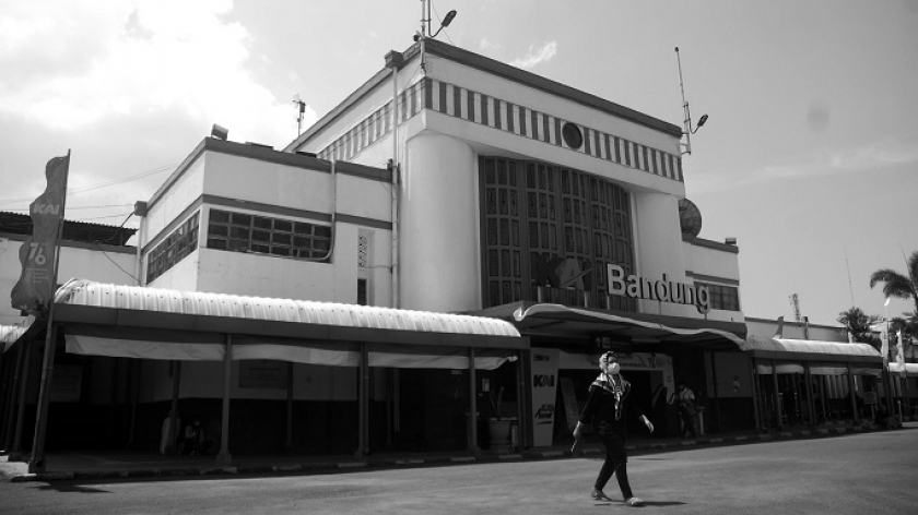 Warga melintas di depan pintu selatan Stasiun Bandung, Sabtu (28/8/2021). Stasiun yang terletak di Kebon Jeruk, Andir ini berperan penting dalam pengembangan ekonomi dan militer. (Foto: Prima Mulia/BandungBergerak.id)