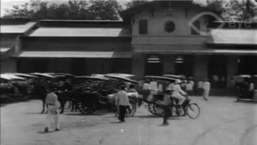 Tangkapan layar film dokumenter Autotocht door Bandoeng (1913). Terlihat banyak delman terparkir di halaman depan Stasiun Bandung. (Sumber:  kanal YouTube EYE Film Instituut Nederland)