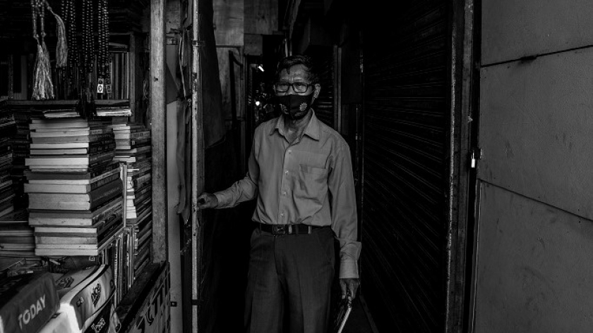 Satu dari sedikit pedagang buku di lantai dua Pasar Cihaurgeulis yang bertahan. (Foto: Iqbal Kusumadirezza)