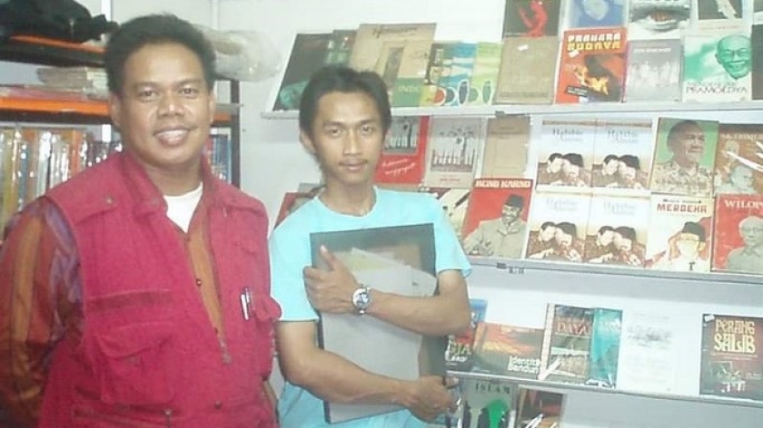 Erwan Juhara (kiri), pendiri Yayasan Jendela Seni Bandung yang turut memasok buku ke LawangBuku saat berpameran di kampus.-kampus, berpose bersama Danyawan Haflah (kanan) yang bermitra sebagai juruladen LawangBuku di sebuah pameran buku, Rabu (9/2/2011). Denyawan saat ini menjadi pengurus Salman Reading Corner. (Foto: Deni Rachman)