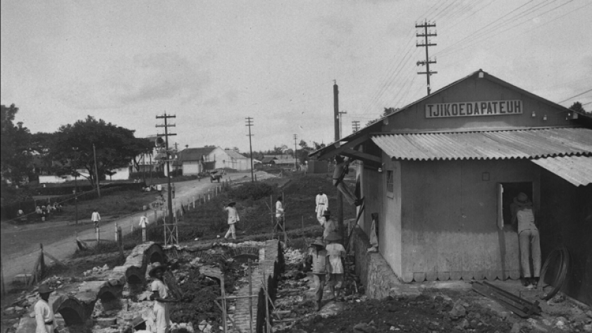 Suasana Stasiun Cikudapateuh, Bandung, sekitar tahun 1923. (Sumber foto: collectie.wereldculturen.nl)