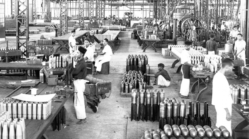 Suasana di dalam Pyrotechnische Werkplaatsen, sekitar tahun 1937. Pabrik senjata ini dipindahkan dari Surabaya ke Cikudapateuh pada 1910. (Sumber foto: collectie.wereldculturen.nl)