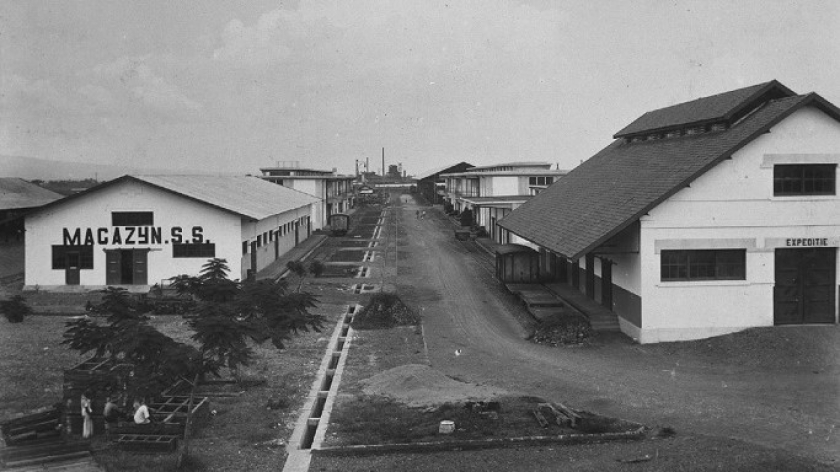 Gudang jawatan kereta api di Cikudapateuh, sekitar tahun 1928, berlatar belakang pabrik gas di kejauhan. (Sumber foto: colonialarchitecture.eu)