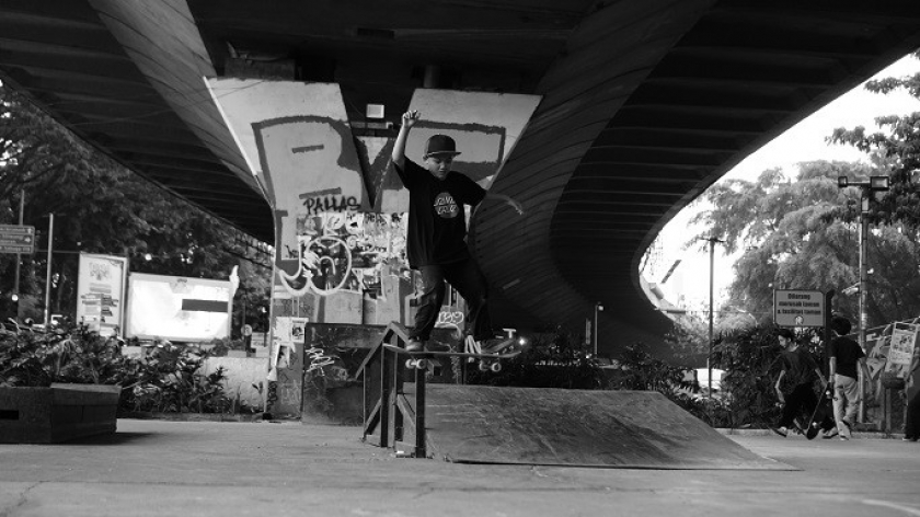 Aksi Billy, seorang anak berusia 9 tahun, melakukan trik board slide di skatepark Taman Balubur, Tamansari, Jumat (15/10/2021). (Foto: Bani Hakiki/BandungBergerak.id)