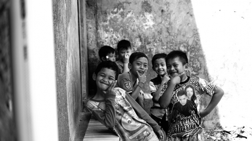 Sekelompok anak-anak sedang bermain bersama di lapang desa di RW 01 wilayah Blok Tempe, Kelurahan Babakan Asih, Bojongloa Kaler, Kota Bandung, Rabu (1/9/21). Di masa pandemi, angka balita stunting diketahui melonjak. (Boy Fadzri Firmansyah)