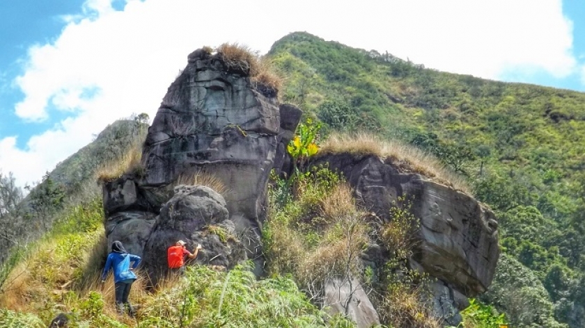 Batu Susun, salah satu keunikan alam yang bisa ditemui pengunjung, terletak sekitar 300 meter dari puncak Gunung Sangar Arjasari, Kabupaten Bandung. Dari lokasi ini, terlihat dengan jelas hamparan perkotaan Bandung selatan. (Foto: Gan Gan Jatnika)