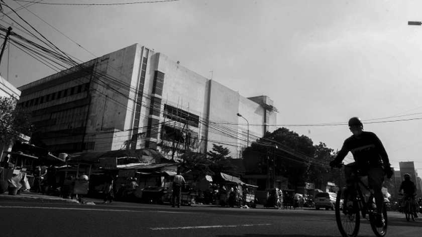 Pesepeda melintas di depan gedung Pasar Kosambi, Bandung, Jawa Barat, Sabtu (20/3/2021). (Foto: Arbi Ilhamsyah/BandungBergerak.id)