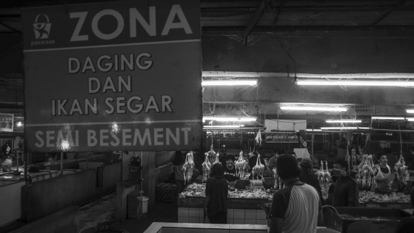 Aktivitas pedagang dan pembeli di zona daging Pasar Kosambi, Bandung, Jawa Barat, Sabtu (20/3/2021). (Foto: Arbi Ilhamsyah/BandungBergerak.id)