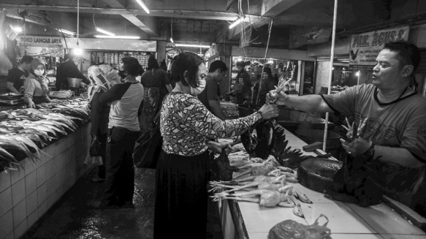 Aktivitas pedagang dan pembeli di zona daging Pasar Kosambi, Bandung, Jawa Barat, Sabtu (20/3/2021). (Foto: Arbi Ilhamsyah/BandungBergerak.id)