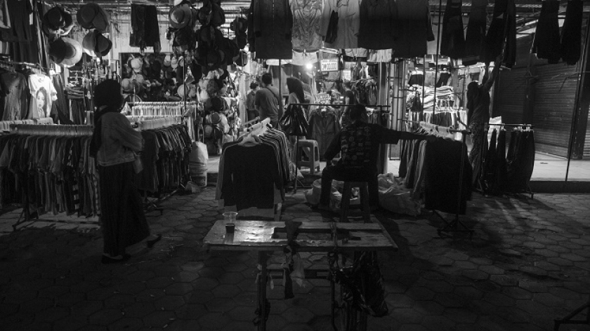 Pembeli melihat sejumlah pakaian bekas yang dipajang di Pasar Cimol Gedebage, Bandung, Jawa Barat, Senin (17/5/2021). (Foto: Arbi Ilhamsyah/BandungBergerak.id)