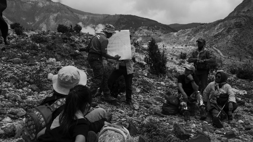 Aktivitas jelajah geotrek yang dilakukan komunitas Matabumi ke Gunung Papandayan, Garut, Jawa Barat, Sabtu (4/9/2021). (Foto: Virliya Putricantika/BandungBergerak.id)