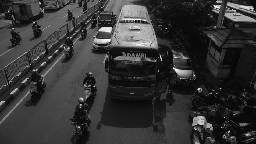 Bus DAMRI jurusan Cibiru-Padalarang melewati Terminal Cicaheum, Bandung, Jawa Barat, Kamis (28/10/2021). Sejumlah rute bus DAMRI Bandung berhenti beroperasi sementara dengan dalih tak ada biaya operasional. (Foto: Prima Mulia/BandungBergerak.id)