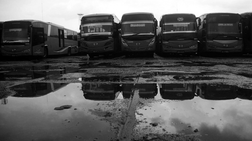Pool DAMRI Bandung, Kamis (28/10/2021). Sejumlah rute bus DAMRI berhenti beroperasi sementara dengan dalih tak ada biaya operasional. (Foto: Prima Mulia/BandungBergerak.id)