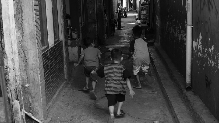 Jalanan gang di wilayah RW011 Sekejati jadi lingkungan bermain anak-anak, Sabtu (10/9/2021). (Foto: Boy Fadzri Firmansyah/BandungBergerak.id)