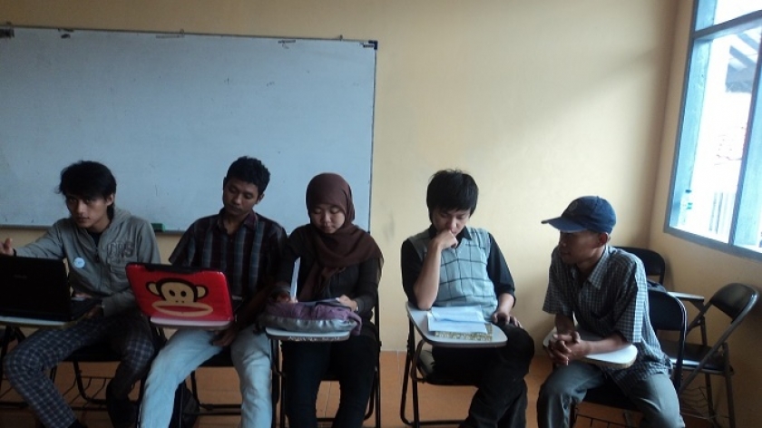 Penulis dengan kawan-kawan sekelasnya saat kuliah di UIN Sunan Gunung Djati. (Sumber: Atep Kurnia)