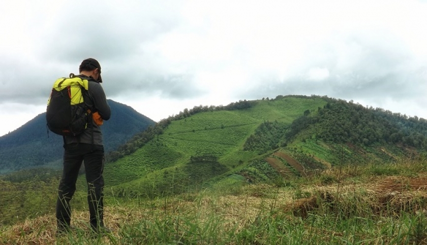 Gunung Pangparang dilihat dari sisi selatan, kerimbunan alang-alangnya tampak menawan, Maret 2020. (Foto: Gan-gan Jatnika)