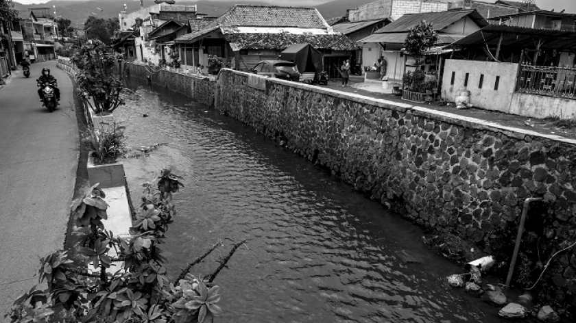 Sungai Cinambo, Kota Bandung (10/2/2021). Sungai ini jadi batas Kecamatan Ujung Berung di selatan. (Foto: Iqbal Kusumadirezza) 