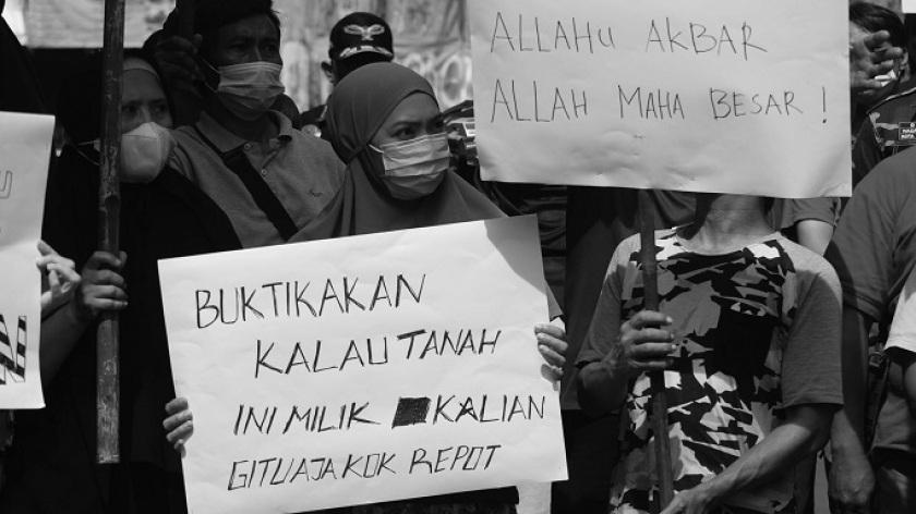 Warga Jalan Anyer Dalam yang melakukan aksi unjuk rasa menolak eksekusi paksa rumah mereka terkait sengketa dengan PT KAI di Bandung, Jawa Barat, Senin (11/10/2021). (Foto: Prima Mulia/BandungBergerak.id)