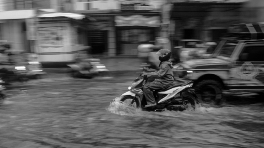 Kondisi Jalan Margacinta, Bandung, terpantau tersendat karena adanya banjir yang disebabkan oleh derasnya curah hujan pada Selasa (2/11/2021). (Foto: Bambang Firmansyah/BandungBergerak.id) 