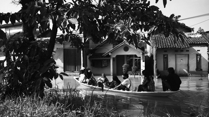 Perahu lalu lalang membawa warga beraktivitas di Dayeuhkolot dan Baleendah, Kabupaten Bandung, Jawa Barat, Rabu (3/11/2021). Kampung ini jadi permukiman yang pertama tergenang saat Sungai Citarum meluap pascahujan lebat. (Foto: Prima Mulia/BandungBergerak.id)