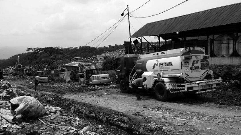 Truk BBM dikirimkan ke TPA Sarimukti untuk mengisi bahan bakar  alat berat, Minggi (7/11/2021). (Foto: Prima Mulia/BandungBergerak.id) 