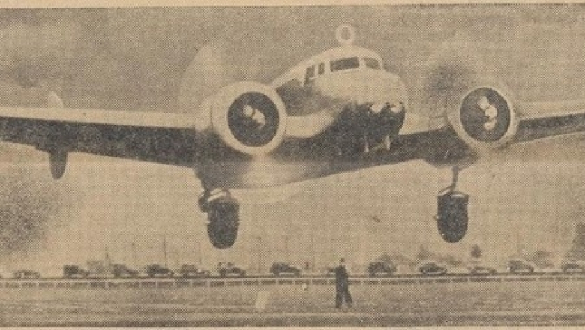 Pesawat Lockhead Electra yang dijuluki Flying Laboratory, yang dipergunakan Amelia Earhart mengelilingi dunia. (Sumber foto: De Sumatra post 12-6-1937, koleksi digital delpher.nl)