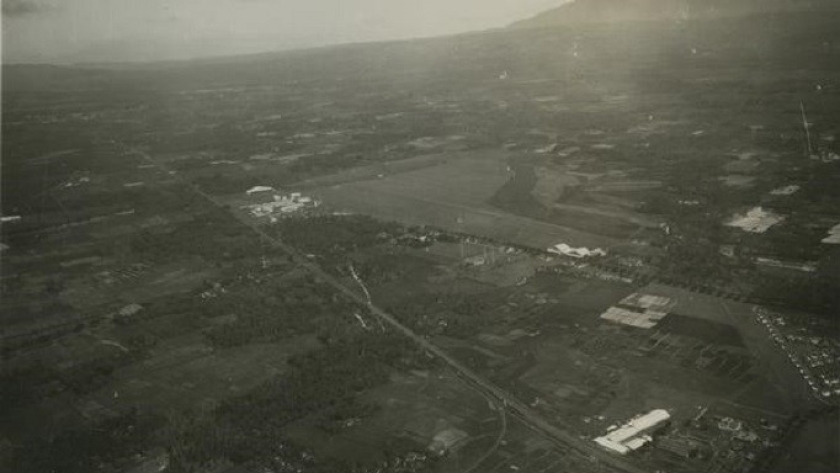 Foto udara Lapangan Terbang Andir di Bandung, diambil tahun 1928. (Sumber foto: digitalcollections.universiteitleiden.nl)