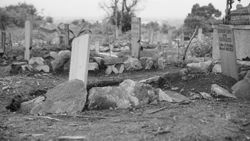 Kondisi makam di TPU Cikadut yang amblas akibat tingginya intensitas hujan di Kota Bandung, Kamis (11/11/2021). Beberapa kondisi makam rusak akibat gerusan air. (Foto: Bambang Firmansyah/BandungBergerak.id)