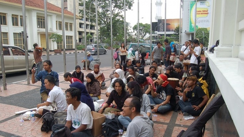 Para peserta aksi berbaur dengan orang dan suasana sekitar Jalan Asia Afrika-Cikapundung Timur yang saat itu tak seramai seperti sekarang (Sumber: Pubdok HBS 2010)
