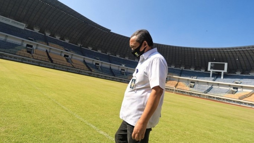 Wakil Wali Kota Bandung Yana Mulyana dalam kunjungannya ke Stadion GBLA, Rabu 1 Juli 2020 lalu. (Foto: Humas Kota Bandung)