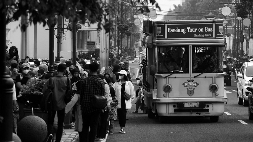 Pengunjung membludak menanti bus Bandros di sekitar Asia Afrika dan Taman Alun-Alun Bandung yang buka kembali setelah setahun lebih tutup untuk mencegah penularan Covid-19, Minggu (14/11/2021). (Foto: Prima Mulia/BandungBergerak.id)
