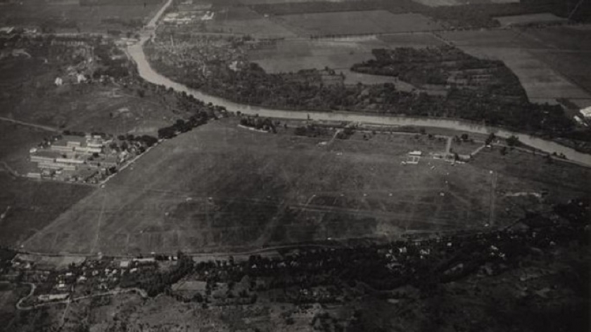 Lapangan Terbang Darmo, Surabaya. Foto udara sekitar tahun 1930-1932. (Sumber: digitalcollections.universiteitleiden.nl)