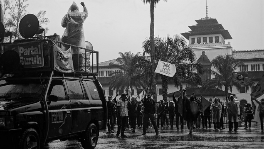 Aksi unjuk rasa buruh dari 18 serikat pekerja Jawa Barat di depan Gedung Sate, Bandung, Jumat (19/11/21). Mereka menyerukan penolakan penetapan UMP 2022 dan menolak UU Cipta Kerja beserta turunannya. (Agil Mohammad Gilman Najib/BandungBergerak.id)