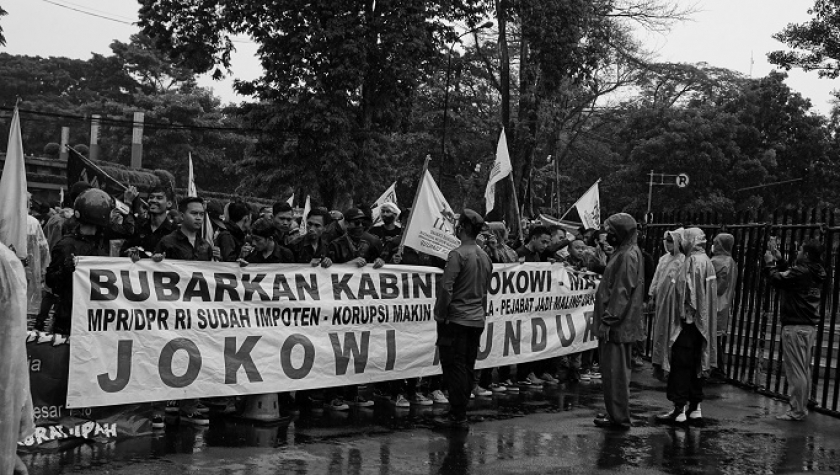 Aksi unjuk rasa buruh dari 18 serikat pekerja Jawa Barat di depan Gedung Sate, Bandung, Jumat (19/11/21). Mereka menyerukan penolakan penetapan UMP 2022 dan menolak UU Cipta Kerja beserta turunannya. (Agil Mohammad Gilman Najib/BandungBergerak.id)