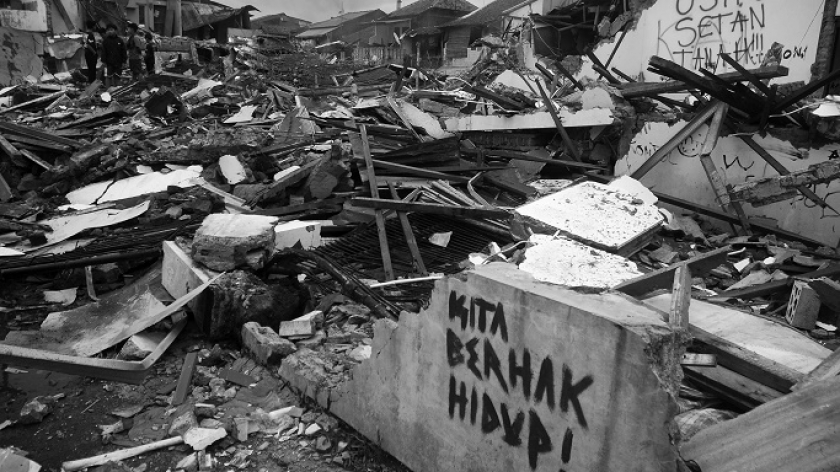 Anak-anak bermain di reruntuhan permukman di Anyer Dalam, Kota Bandung, Jawa Barat, Jumat (19/11/2021). Lebih dari 100 jiwa termasuk anak-anak tetap bertahan di bekas permukiman yang digusur PT KAI. (Fotoj: Prima Mulia/BandungBergerak.id)