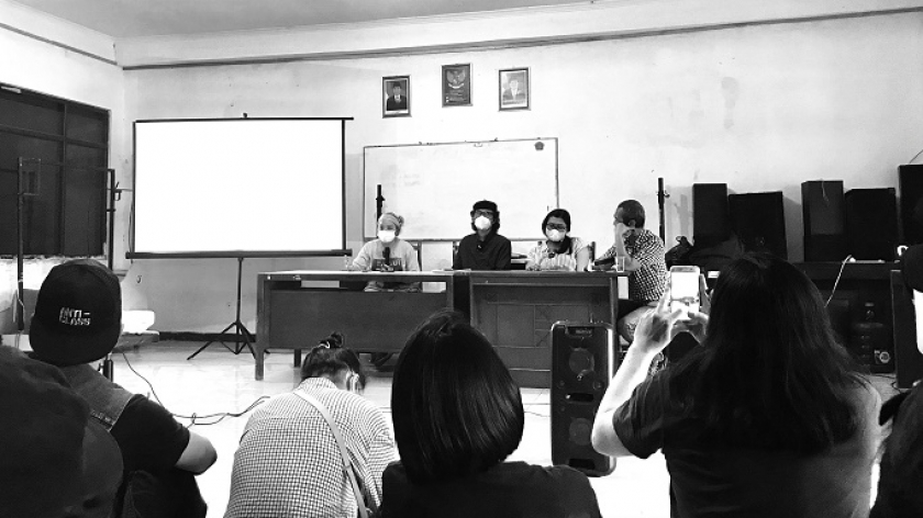 Bandung Design Biennale helat diskusi bertajuk Kampung Kota, Desain, dan Partisipasi Warga di Balai RW 02 Dago Elos, Sabtu (20/11/2021). (Foto: Bani Hakiki/BandungBergerak.id)