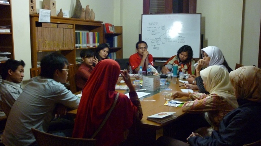 Rapat-rapat kecil intensif dilakukan di ruang referensi Perpustakaan Balepustaka sepanjang bulan Maret-April 2010 (Foto: Dokumentasi HBS 2010).