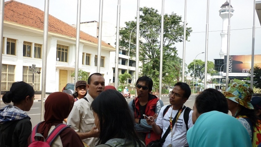 Penulis sedang merekam penjelasan Ridwan Hutagalung ketika memandu acara Doeloe Kami Pernah Ada (napak tilas sejarah toko-toko buku di Bandoeng). Acara ini kolaborasi panitia HBS 2010 dengan Komunitas Aleut. (Foto: Dokumentasi HBS 2010).