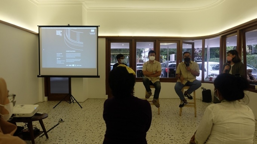 Cerita Bandung, travel agent khusus penyedia destinasi wisata Kota Bandung, menyelenggarakan talkshow Jejak Karya Basio, bersama studio arsitektur dan desain interior Basio dan kedai kopi Blue Doors, di Jalan Karang Tineung, Minggu (20/11/21). (Foto: Reza Khoerul Iman/BandungBergerak.id)