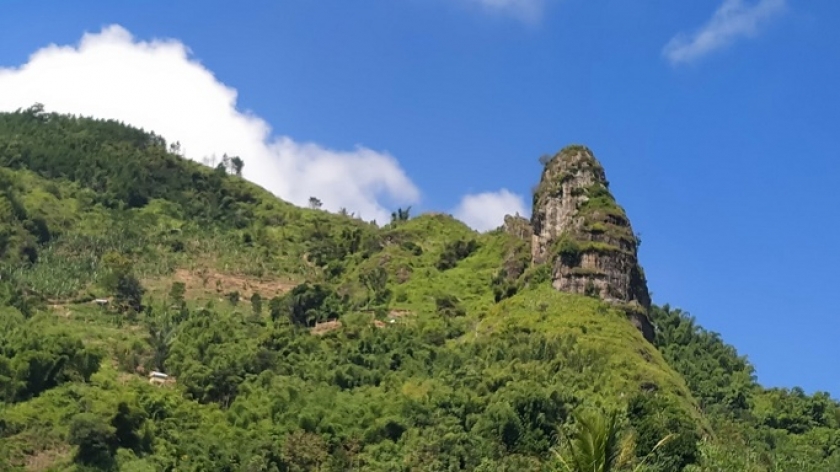 Batu susun Gunung Buleud, terlihat seperti sebuah candi, April 2021 (Foto :Gan-gan Jatnika)