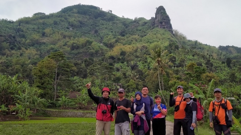 Tim penulis bersiap mendaki Gunung Buleud, dipandu langsung oleh Kadus Bahubang (Bpk. Riki Haryadi) November 2021 . (Foto: Gan-gan Jatnika). 