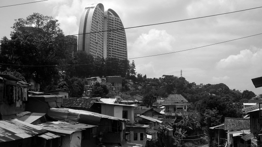 Gedung pencakar langit The Maj di antara permukiman padat dan area terbuka hijau Kawasan Bandung Utara, Dago, Jawa Barat, Rabu (17/11/2021). Gedung ini mendadak viral setelah fotonya diunggah oleh seorang netizen. (Foto: Prima Mulia/BandungBergerak.id)