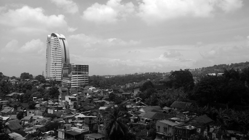 Gedung pencakar langit The Maj di antara permukiman padat dan area terbuka hijau Kawasan Bandung Utara, Dago, Jawa Barat, Rabu (17/11/2021). Gedung ini mendadak viral setelah fotonya diunggah oleh seorang netizen. (Foto: Prima Mulia/BandungBergerak.id)