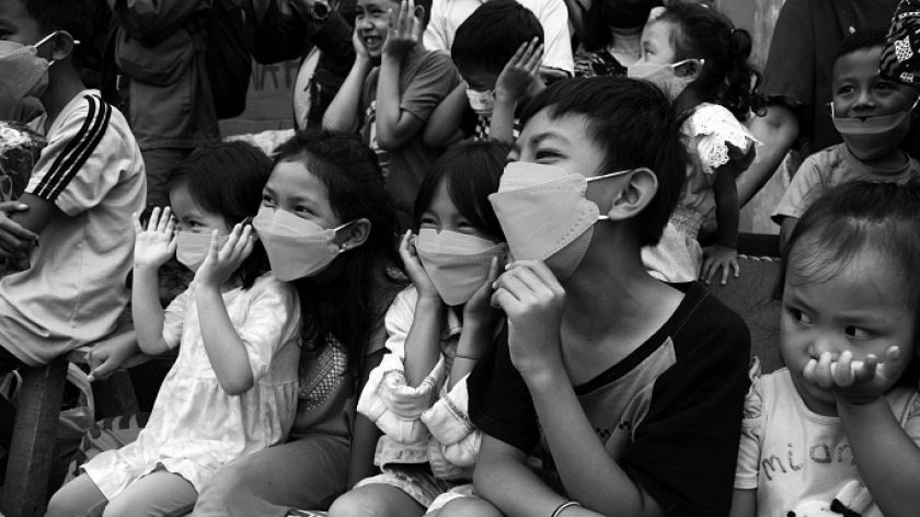 Pertunjukan Badut Necis sebagai trauma healing bagi anak-anak yang sempat menyaksikan penghancuran permukiman mereka di Jalan Anyer Dalam, Bandung, Rabu (24/11/2021). (Foto: Prima Mulia/BandungBergerak.id)