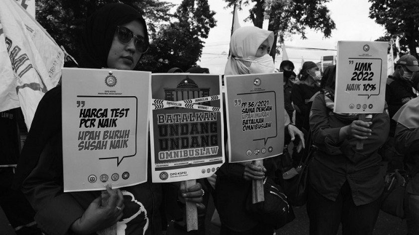 Aksi unjuk rasa buruh menuntut kenaikan upah 10 persen dan pembatalan Omnibus Law di Gedung Sate, Bandung, Kamis (25/11/2021). Mahkamah Konstitusi memutuskan UU Cipta Kerja atau omnibus law inkonstitusional bersyarat. (Prima Mulia/BandungBergerak.id)