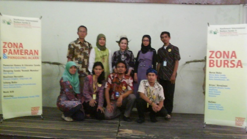 Foto bersama di hari terakhir pameran, dari kiri ke kanan: Rahmat Taufik Hidayat (Bendahara), Safrina Noorman (Sekretaris), Etti RS (Wakil Ketua), Ellin RN (Koordinator Pameran), Fiana (tim Pameran). Berjongkok dari kiri ke kanan: Teny Indah Susanti (tim Pameran), Cici (tim Pameran, Penulis (Koordinator Pameran), dan Jiman Suhadi (tim Pameran). (Foto tanggal: 22/12/2011, Deni Rachman).