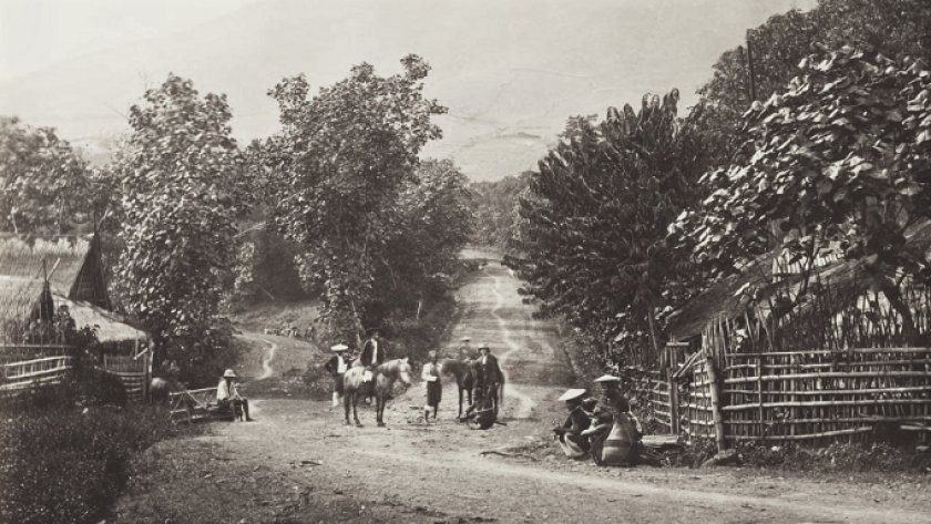 Titik henti kereta kuda di Nagreg, dipotret oleh Woodbury & Page sekitar tahun 1860. Di situ disediakan kuda segar dan kerbau untuk menarik kereta karena hendak menempuh tanjakan. (Sumber foto: KITLV 3197)