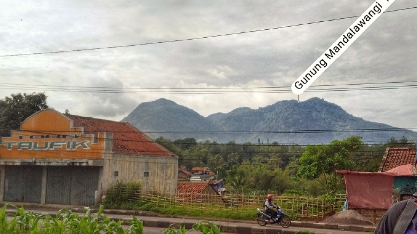 Gunung Mandalawangi dilihat dari arah utara, Jalan Raya Nagreg, Kabupaten Bandung, Februari 2021. (Foto : Gan-gan Jatnika).